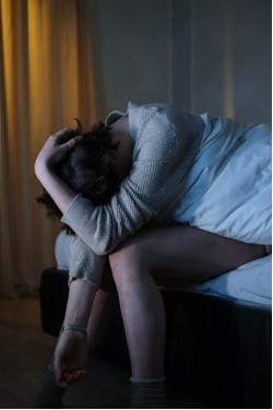 深夜警报：90后，00后吞下7成“助眠药”！千亿市场背后，谁的睡眠在吧被偷走？