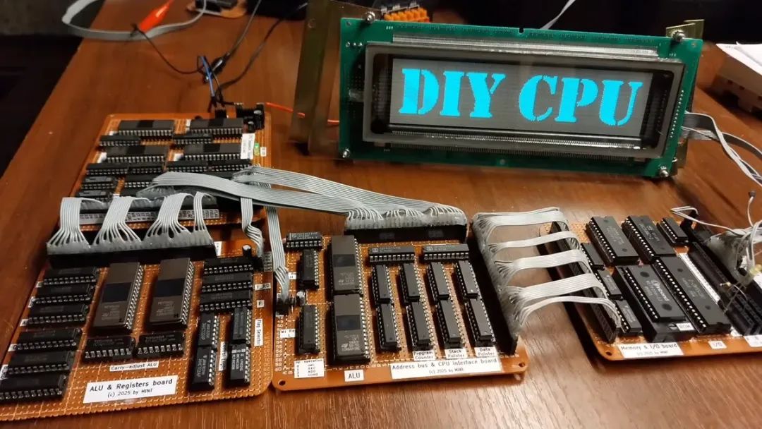 真手搓CPU，硬核开发者三个月手工焊接、敲1800行汇编代码，竟让自制芯片连屏幕放《黑客帝国》
